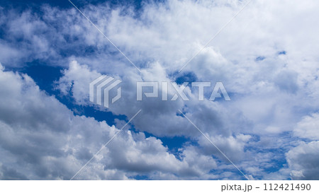 真夏の青空に流れるたくさんの雲 真夏の青空に流れるたくさんの雲 112421490