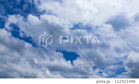 真夏の青空に流れるたくさんの雲 112421496