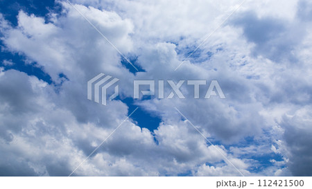 真夏の青空に流れるたくさんの雲 真夏の青空に流れるたくさんの雲 112421500