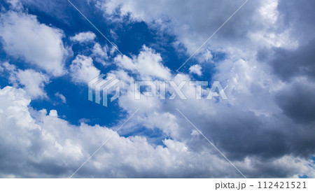 真夏の青空に流れるたくさんの雲 真夏の青空に流れるたくさんの雲 112421521