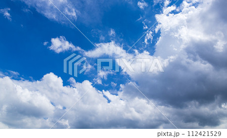 真夏の青空に流れるたくさんの雲 真夏の青空に流れるたくさんの雲 112421529
