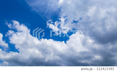 真夏の青空に流れるたくさんの雲 真夏の青空に流れるたくさんの雲 112421591