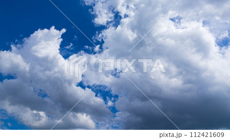 真夏の青空に流れるたくさんの雲 真夏の青空に流れるたくさんの雲 112421609