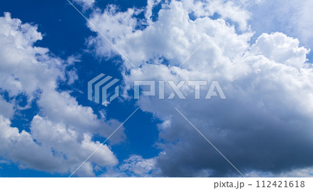 真夏の青空に流れるたくさんの雲 真夏の青空に流れるたくさんの雲 112421618
