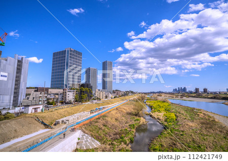 日本の東京都市景観 3月…二子玉川駅近くの多摩川や護岸工事。右奥は武蔵小杉駅前のタワーマンション群 日本の東京都市景観 3月…二子玉川駅近くの多摩川や護岸工事。右奥は武蔵小杉駅前のタワーマンション群 112421749