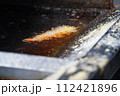 エビフライを揚げる 112421896