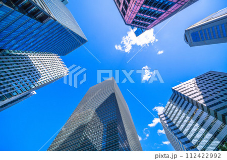 日本の東京都市景観 3月・大手町のオフィス群などを望む（画面下は大手町プレイス）。日本経済は… 112422992