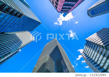 日本の東京都市景観 3月・大手町のオフィス群などを望む(画面下は大手町プレイス)。日本経済は… 日本の東京都市景観 3月・大手町のオフィス群などを望む(画面下は大手町プレイス)。日本経済は… 112422993