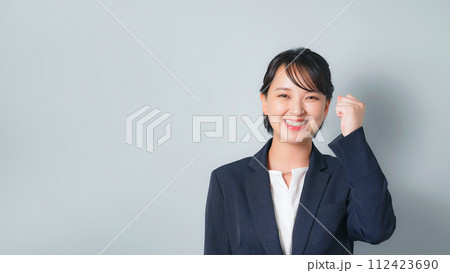 ガッツポーズするビジネススーツを着た女性 112423690