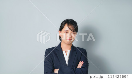 怒るビジネススーツを着た女性 怒るビジネススーツを着た女性 112423694