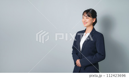 笑顔のビジネススーツを着た女性 112423696