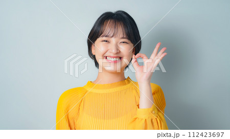 OKサインを見せる女性 OKサインを見せる女性 112423697