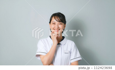 楽しそうに考える白衣を着た女性 楽しそうに考える白衣を着た女性 112423698