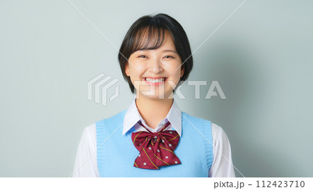笑顔の制服を着た女子学生 笑顔の制服を着た女子学生 112423710