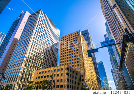 日本の東京都市景観 3月・大手町駅前からオフィス群などを望む。奥は丸の内や東京駅方向。日本経済は… 日本の東京都市景観 3月・大手町駅前からオフィス群などを望む。奥は丸の内や東京駅方向。日本経済は… 112424023
