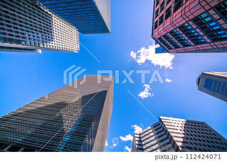 日本の東京都市景観 3月・大手町のオフィス群などを望む（画面左下は大手町プレイス）。日本経済は… 112424071