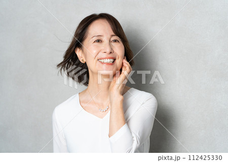 ミドル女性のポートレート ミドル女性のポートレート 112425330