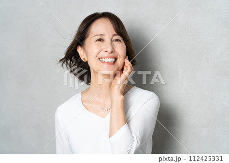 ミドル女性のポートレート ミドル女性のポートレート 112425331