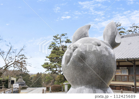 京都・宇治 三室戸寺 本堂前の福徳兎 京都・宇治 三室戸寺 本堂前の福徳兎 112425689