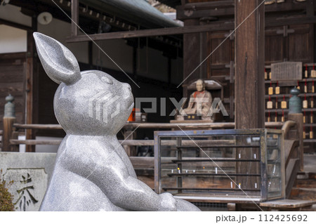 京都・宇治　三室戸寺　本堂前の福徳兎 112425692
