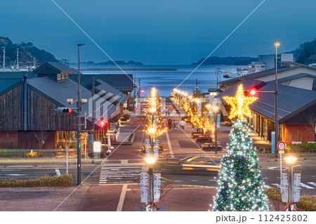 美しいイルミネーションと女川駅前商店街　シーパルピア女川 112425802