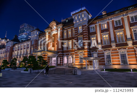 ライトアップされた夜の駅 ライトアップされた夜の駅 112425993