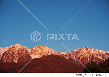 秋の白馬岩岳マウンテンリゾートキャンプ場から後立山連峰の夜明け 112426234