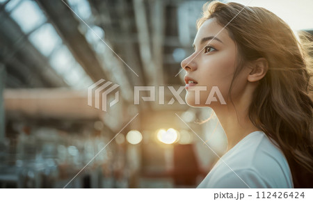 大きな設備を見て目を輝かせる少女 112426424