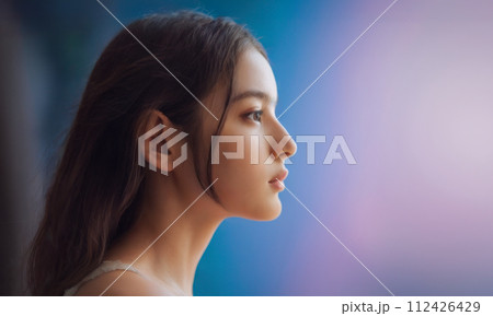 光の中 見つめる少女の横顔 112426429