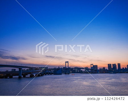 (東京都)豊洲ぐるり公園遊歩道から眺めるレインボーブリッジと港区のビル群 夕景 (東京都)豊洲ぐるり公園遊歩道から眺めるレインボーブリッジと港区のビル群 夕景 112426472