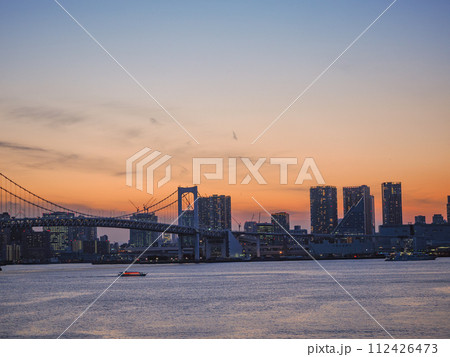 (東京都)豊洲ぐるり公園遊歩道から眺めるレインボーブリッジと港区のビル群 夕景 (東京都)豊洲ぐるり公園遊歩道から眺めるレインボーブリッジと港区のビル群 夕景 112426473