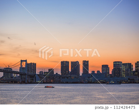 (東京都)豊洲ぐるり公園遊歩道から眺めるレインボーブリッジと港区のビル群 夕景 (東京都)豊洲ぐるり公園遊歩道から眺めるレインボーブリッジと港区のビル群 夕景 112426475