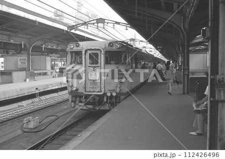 名古屋に停車するキハ82系の特急ひだ号 名古屋に停車するキハ82系の特急ひだ号 112426496