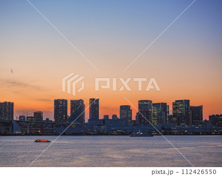 （東京都）豊洲ぐるり公園遊歩道から眺める港区のビル群　夕景 112426550