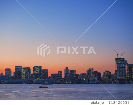 (東京都)豊洲ぐるり公園遊歩道から眺める港区のビル群 夕景 (東京都)豊洲ぐるり公園遊歩道から眺める港区のビル群 夕景 112426555