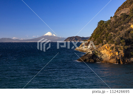 【静岡県_伊豆_雲見海岸】夕日に映える富士山と駿河湾の絶景 【静岡県_伊豆_雲見海岸】夕日に映える富士山と駿河湾の絶景 112426695