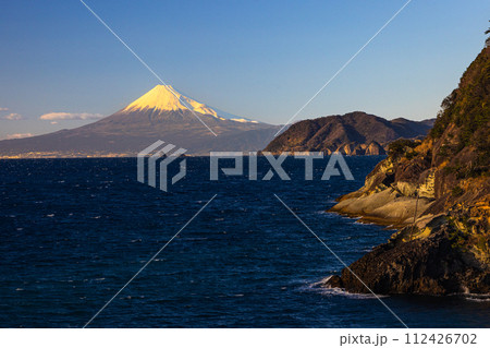 【静岡県_伊豆_雲見海岸】夕日に映える富士山と駿河湾の絶景 112426702