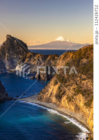 【静岡県_伊豆_雲見海岸】夕日に映える富士山と駿河湾の絶景 【静岡県_伊豆_雲見海岸】夕日に映える富士山と駿河湾の絶景 112426712