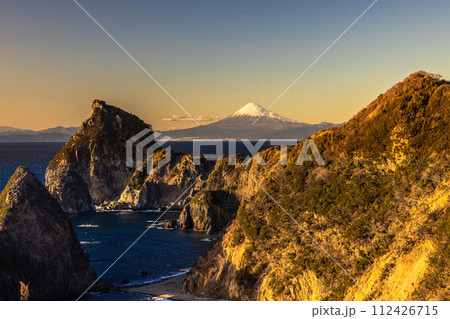 【静岡県_伊豆_雲見海岸】夕日に映える富士山と駿河湾の絶景 【静岡県_伊豆_雲見海岸】夕日に映える富士山と駿河湾の絶景 112426715