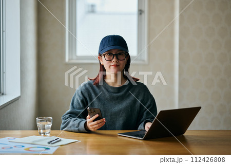 スマホを操作する若い女性 112426808