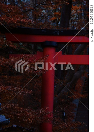 夕暮れの魔法:談山神社と赤鳥居の美 112426818