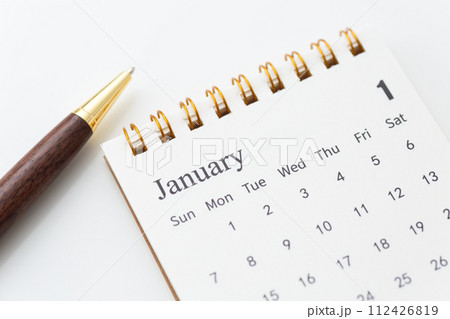 1月のカレンダーとボールペン 112426819