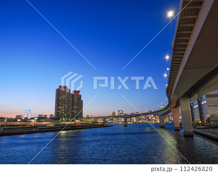 (東京都)首都高速11号台場線 トワイライト夕景 (東京都)首都高速11号台場線 トワイライト夕景 112426820