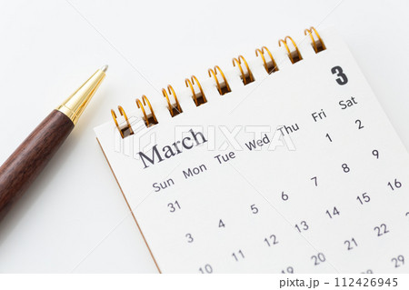 3月のカレンダーとボールペン 112426945