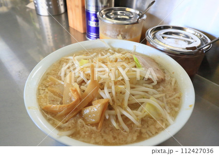 背油たっぷりのもやしラーメン 112427036
