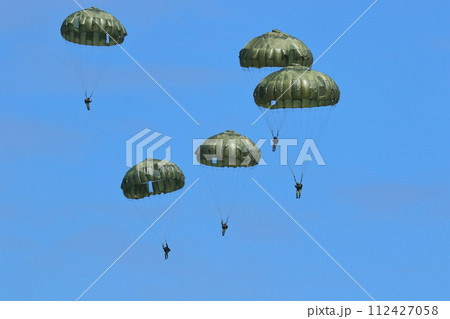 落下傘降下　離島奪還演習　特殊部隊　空挺降下 112427058