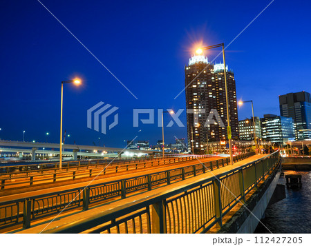 (東京都)のぞみ橋から眺めるお台場海浜公園駅側 トワイライト夕景 (東京都)のぞみ橋から眺めるお台場海浜公園駅側 トワイライト夕景 112427205