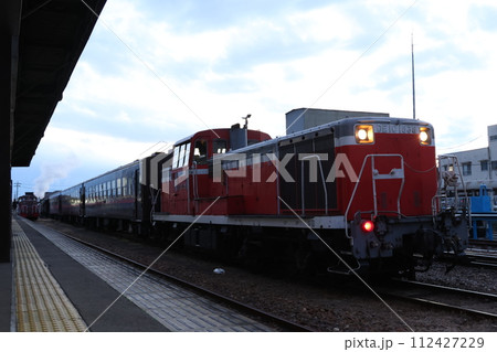 【真岡鐵道】夕暮れのDE10形+50系+C12形(真岡線:真岡駅) 【真岡鐵道】夕暮れのDE10形+50系+C12形(真岡線:真岡駅) 112427229