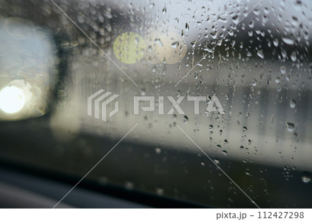 雨で濡れた車の窓ガラス 梅雨イメージ 雨で濡れた車の窓ガラス 梅雨イメージ 112427298