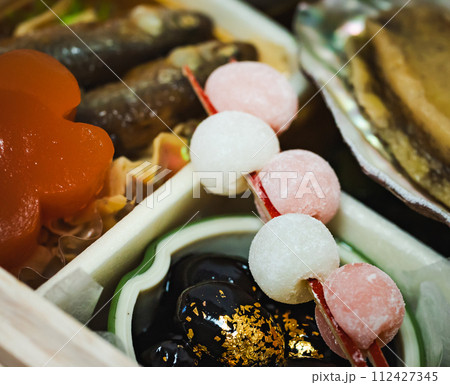 お節料理に盛り付けられている紅白の餅花が可愛い 112427345